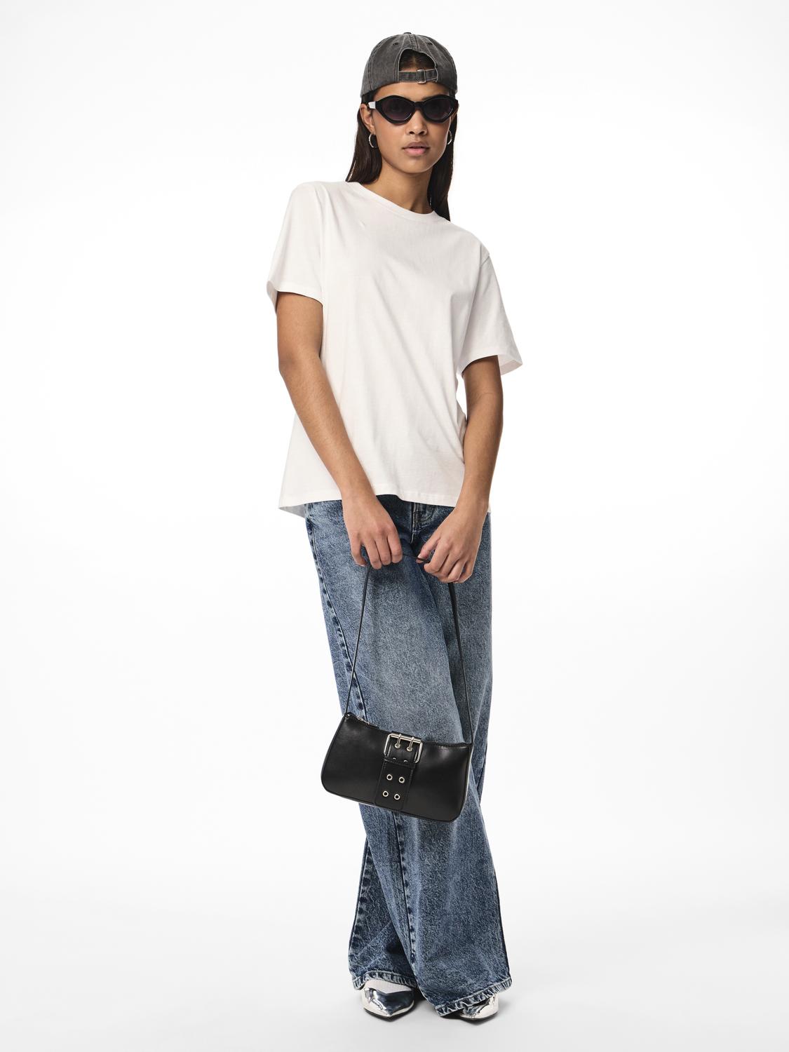 model_shot-front_full